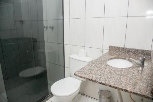 劳鲁-迪弗雷塔斯劳罗德弗雷塔斯旅行酒店的浴室配有卫生间、盥洗盆和淋浴。