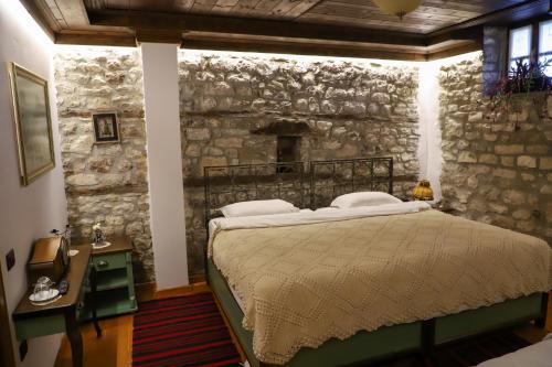 培拉特Villa Oda Tomori的卧室配有一张石墙床
