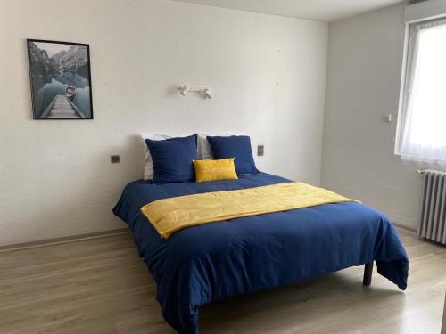 PoueyferréL' Auberge Campagnarde, Lourdes的一间卧室配有蓝色和黄色床单