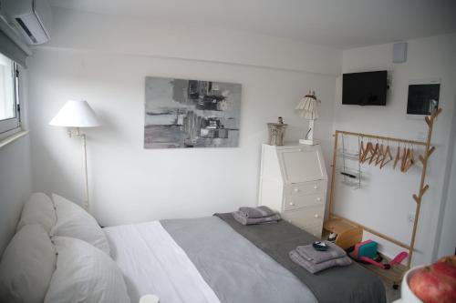 帕特雷Central aesthetic studio with panoramic views的一间卧室配有一张床,上面有两条毛巾