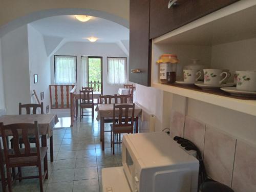 加尔多尼SZIESZTA APARTMAN的厨房以及带桌椅的用餐室。