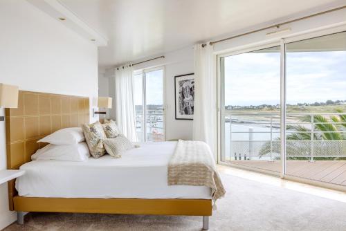 巴讷维尔-卡特里特海洋酒店的一间卧室设有一张床和一个大窗户