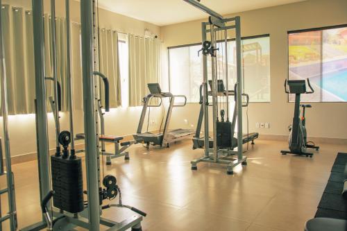 卡皮托利乌Escarpas resort的健身房,室内配有几辆健身自行车