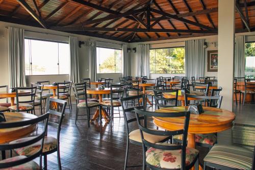 卡皮托利乌Escarpas resort的客房设有桌椅和窗户。