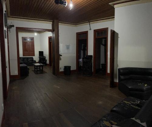 欧鲁普雷图Quarto inteiro, próx ao Centro - República Saideira的客厅配有沙发和桌子
