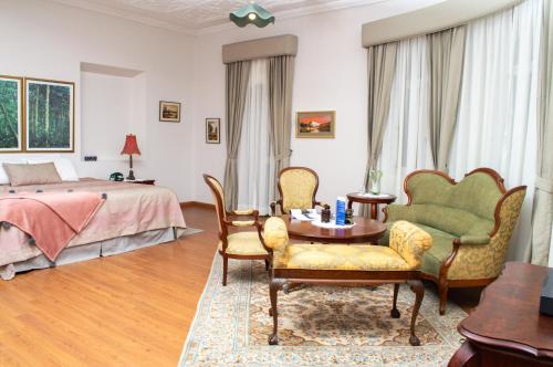 昆卡卡索纳酒店的卧室配有一张床和一张桌子及椅子