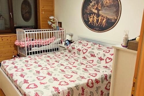 圣马蒂诺-迪卡斯特罗扎Chalet Erika: che vista!的卧室里带毯子的婴儿床