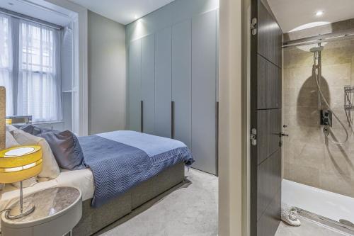 伦敦Green Street Residences by Q Apartments的一间卧室配有一张床、淋浴和盥洗盆