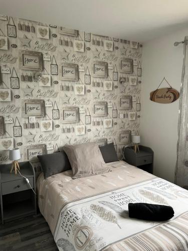 PoupryPetite maison au calme的一间卧室配有床和墙上的图片