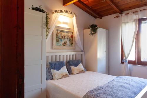 Terra MalaCasa Vacanze Margherita的一间卧室设有一张床和一个窗口