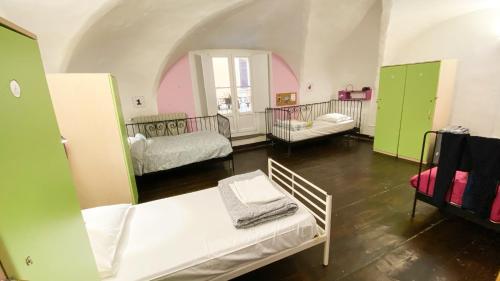 博洛尼亚Hostel Il Nosadillo - Bologna的大房间设有两张床和镜子