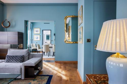 布鲁塞尔Juliana Hotel Brussels的客厅拥有蓝色的墙壁和沙发