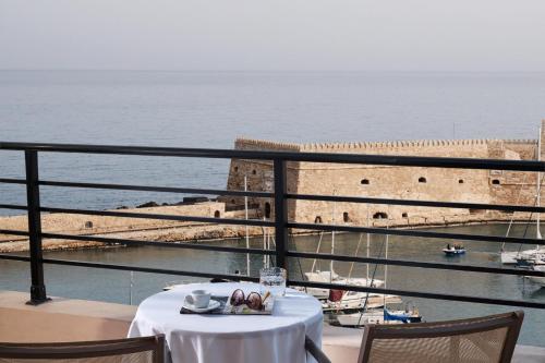 海若克利欧拉托精品酒店的一间带桌子的海景餐厅