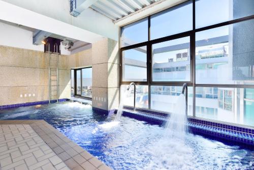 新竹新竹福華大飯店的一座带喷泉的游泳池