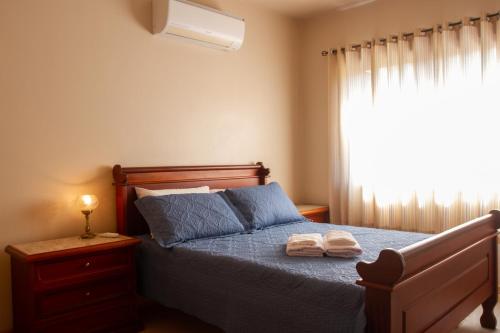 卡内拉Casa Baseggio的一间卧室配有一张床,上面有两条毛巾
