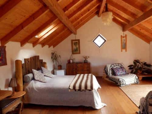 佩内拉O Homem Verde的一间卧室,卧室内配有一张床和一把椅子