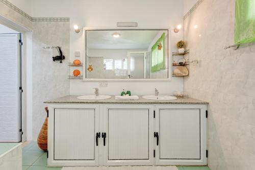 拉戈莱特Flo Villa的浴室设有2个水槽和镜子