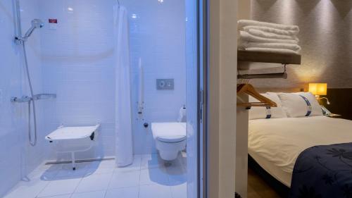 伊斯坦布尔FEZ INN Hotel的带淋浴和卫生间的浴室以及1张床。