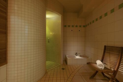 宾茨IFA吕根岛度假酒店的带淋浴、盥洗盆和卫生间的浴室