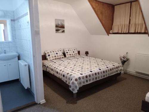 加尔多尼SZIESZTA APARTMAN的一间卧室配有床和水槽