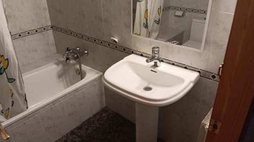贝纳斯克Lirio Pirenaico的浴室配有盥洗盆和浴缸。