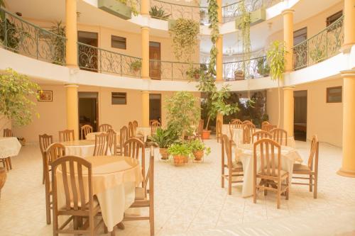 苏克雷西班牙旅舍的大楼内带桌椅的餐厅