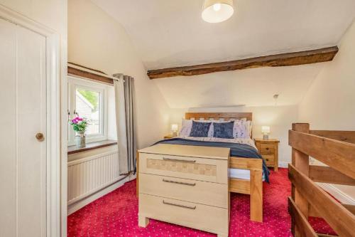 瓦伊河畔罗斯Bluebell Cottage的一间卧室设有一张床和一个窗口