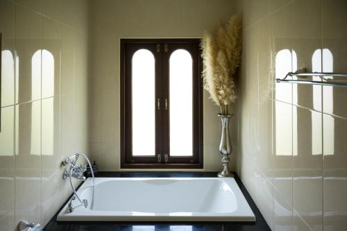 Ban Lao Kok KhoMiranda's House Khaokho มิรันดาเฮ้าส์ เขาค้อ的带浴缸的浴室和2个窗户