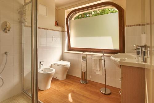 福利尼奥CASALE SUL CLITUNNO的一间带水槽、卫生间和淋浴的浴室
