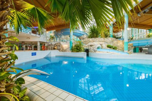 舍内克IFA舍内克洛普森酒店&度假村的一座带大型游泳池的酒店游泳池