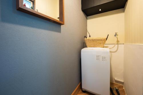 日田市東のおうち的厨房里的小冰箱,上面有篮子