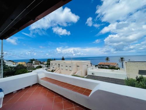 圣马里纳萨利纳Villa Margherita - Appartamenti a due passi dal corso di Santa Marina Salina a 100 mt dalla spiaggia的海景阳台。