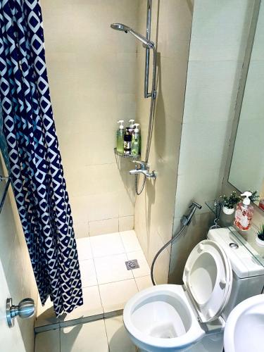 马尼拉Azure staycation by C&N的带淋浴、卫生间和盥洗盆的浴室