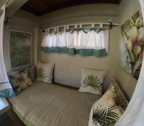 大玉米岛Coconut Castle at La Lodge at Long Bay的小房间设有两个枕头和窗户