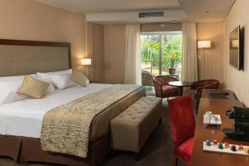 伊瓜苏港伊瓜苏瀑布酒店及水疗中心的一间设有大床和窗户的酒店客房