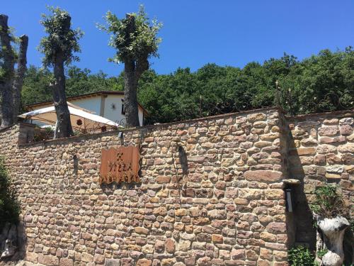 ProañoVilla Liguardi的墙上有标志的石墙