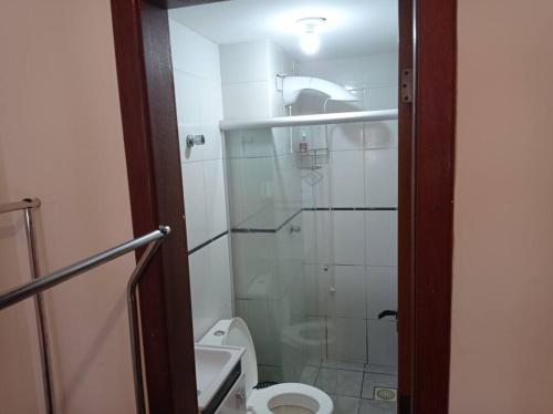 Riacho Fundo(Kit Lucindi)的一间带卫生间和淋浴的小浴室
