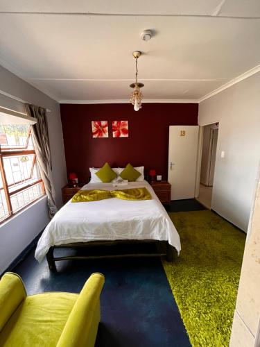 科克斯塔德E.G Guest House的卧室设有白色大床和红色墙壁