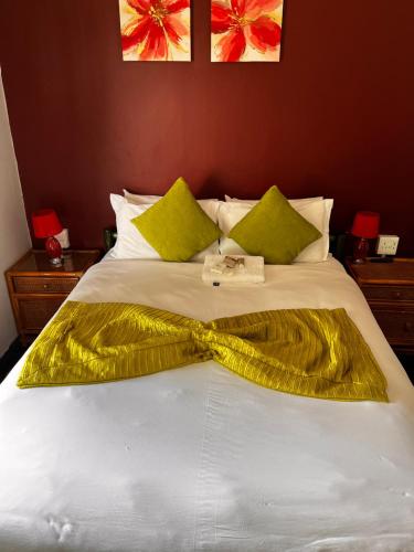 科克斯塔德E.G Guest House的床上配有金色毯子和枕头