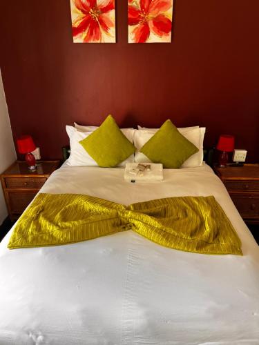 科克斯塔德E.G Guest House的一张带金色毯子和枕头的床