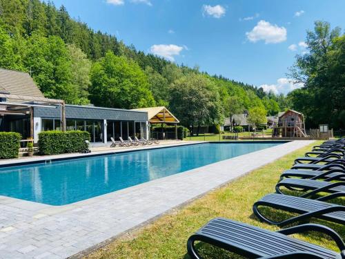 马尔梅迪大力蒙特乐瓦勒酒店 的房屋前设有带躺椅的大型游泳池
