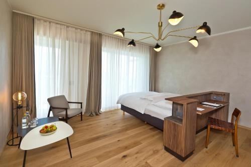 洛迦诺帕尔马奥拉克酒店的一间卧室配有一张床、一张桌子和一张桌子