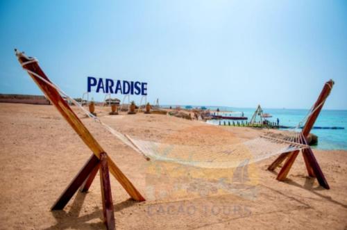 赫尔格达Paradise island的海滩上的吊床,带单词天堂