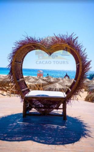 赫尔格达Paradise island的海滩上的心形椅子