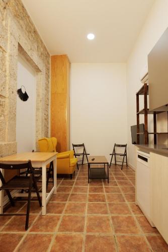 比亚努夫拉Apartamento Villanubla的带桌椅的房间和厨房