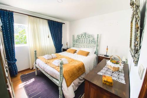 蒙考Paço AL的一间卧室配有一张床、一张桌子和一个窗户。