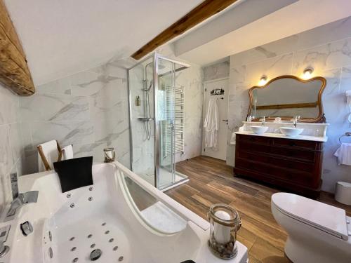 瓦尔代布洛尔Chalet Le Tilleul的带浴缸、卫生间和盥洗盆的浴室