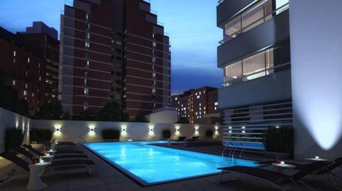 科尔多瓦Apartment Nueva Córdoba的建筑物一侧的游泳池