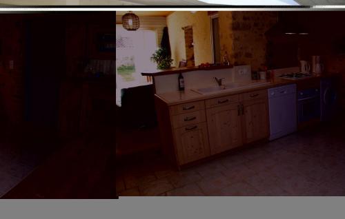 La Jonchère拉容谢勒2号度假屋的厨房配有水槽和台面