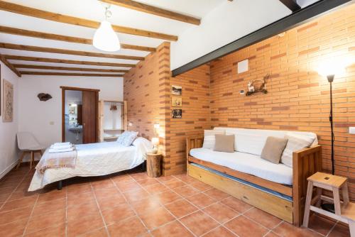 RubialesApartamentos Econatur的砖墙客房的两张床